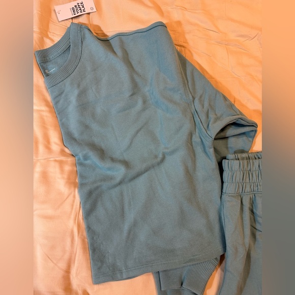 Hollister Sweatshirt and Shorts Set - Picture 3 of 5